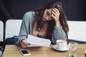 Un incontro imbarazzante: la donna riceve una nota misteriosa da uno sconosciuto