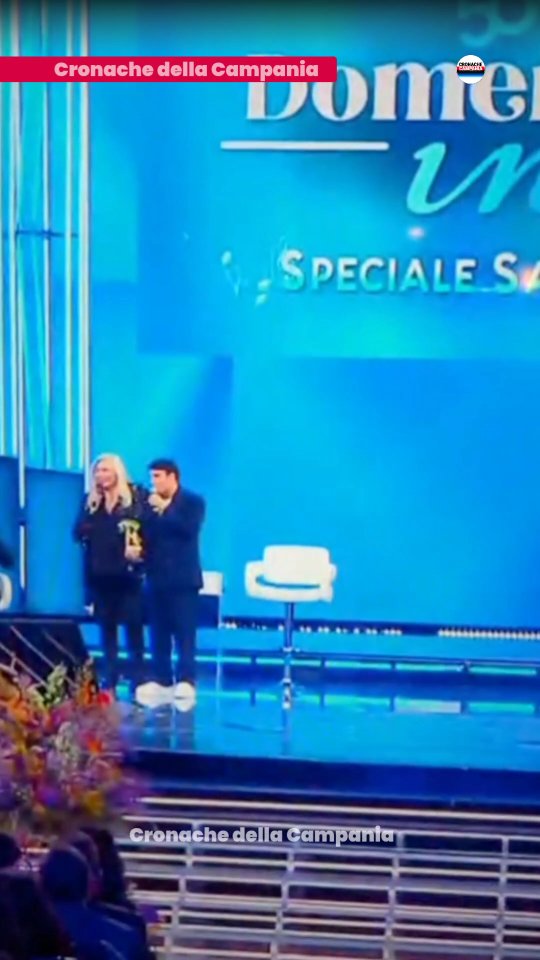Anche la diretta ha le sue sorprese: @saldavinciofficial cade sul palco di Domenica In, ma si rialza con il…