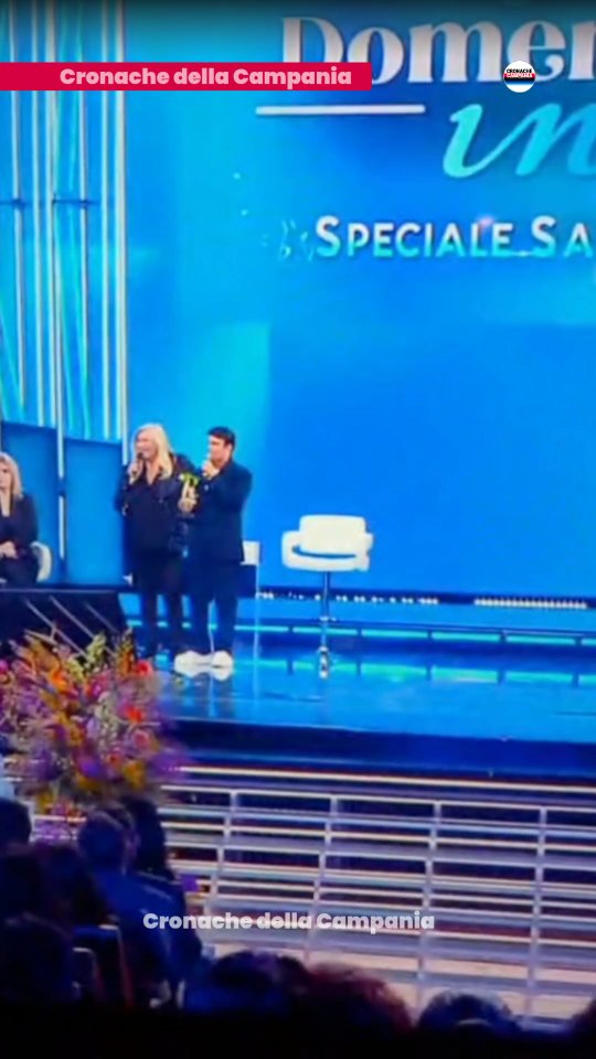 Anche la diretta ha le sue sorprese: @saldavinciofficial cade sul palco di Domenica In, ma si rialza con il…