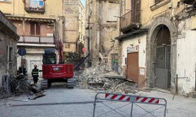Napoli in pericolo: il crollo di Porta Capuana lancia un grido d'allerta