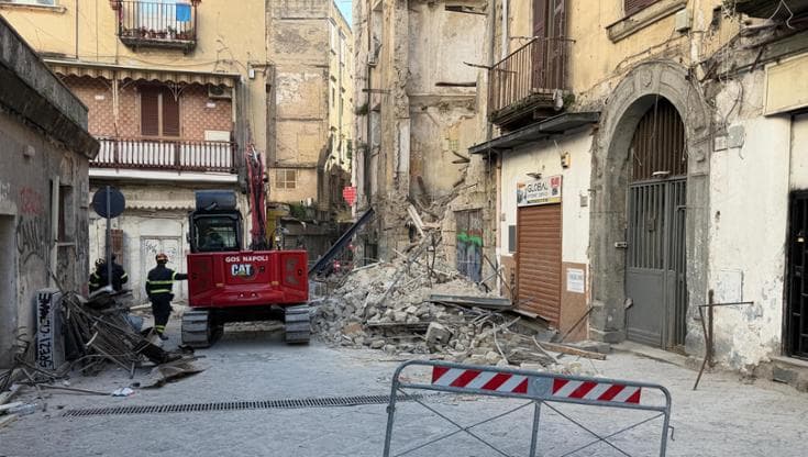 Napoli in pericolo: il crollo di Porta Capuana lancia un grido d'allerta