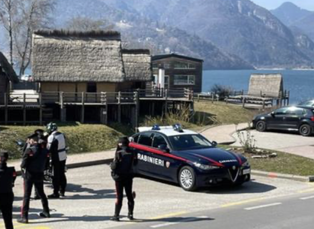 Napoli e la Targa Falsa: Frode o Necessità di Sopravvivenza?