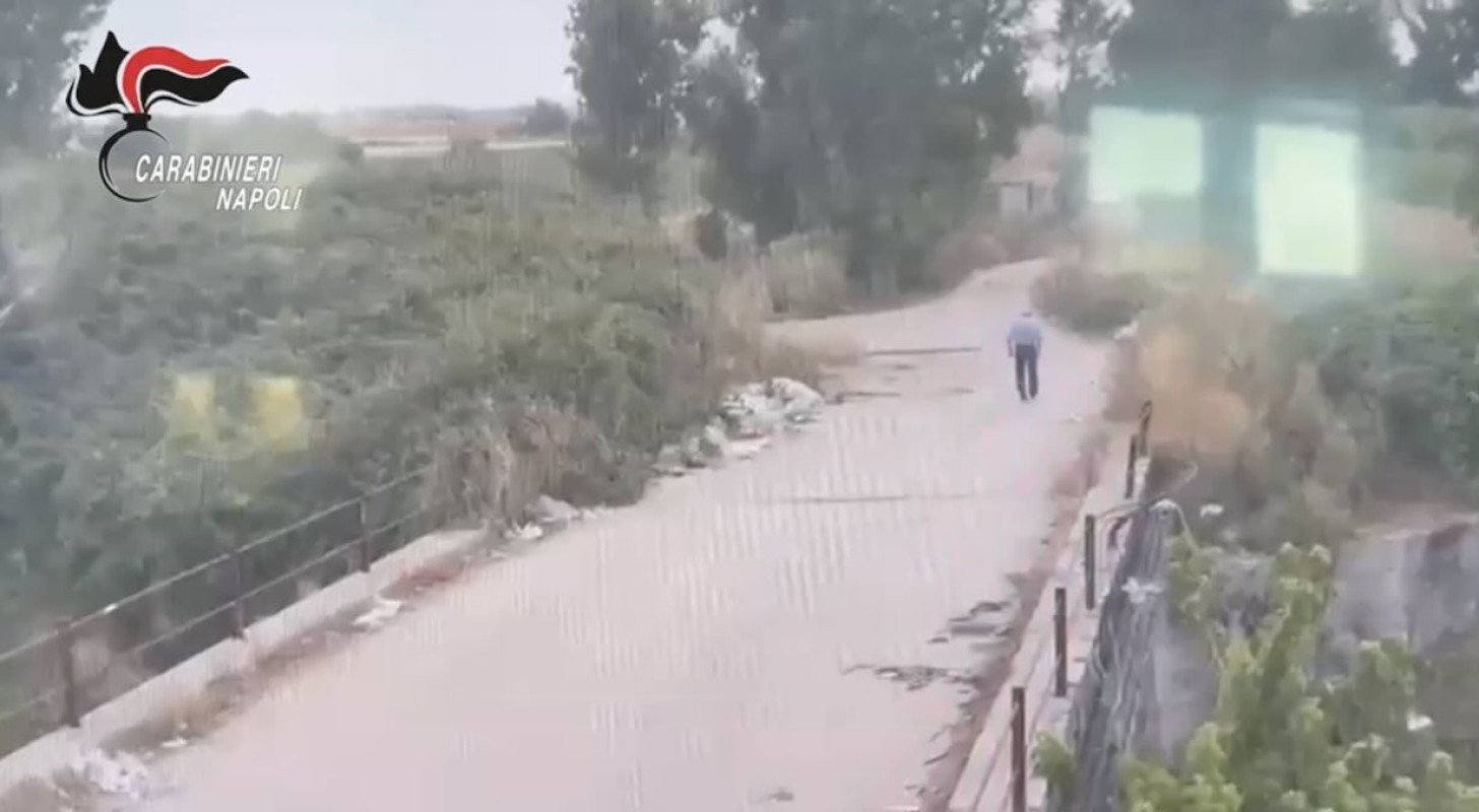 Acerra, incendia rifiuti e fugge in bici: catturato grazie alle telecamere un 68enne