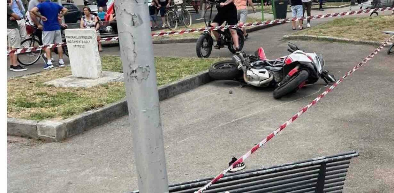 Acerra, un bambino ferito nel parco giochi: scattano le ricerche per i conducenti spericolati