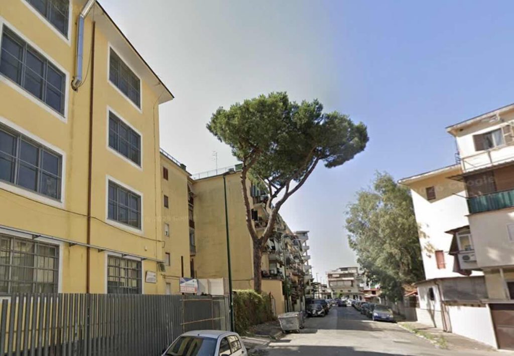 Miano sotto choc: giovane di 21 anni assassinato davanti alla sua abitazione