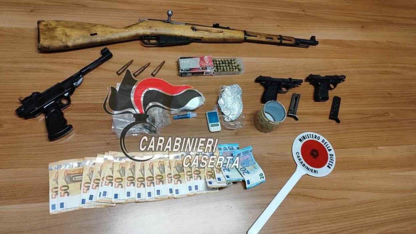 Aversa, rissa tra vicini termina con la scoperta di un arsenale: due fratelli in manette