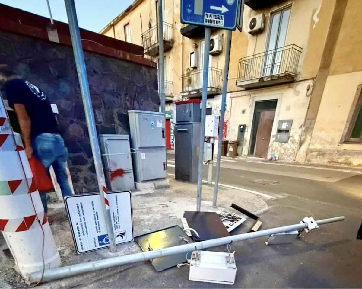 Vandali in azione a Bacoli: telecamere distrutte e solidarietà al sindaco