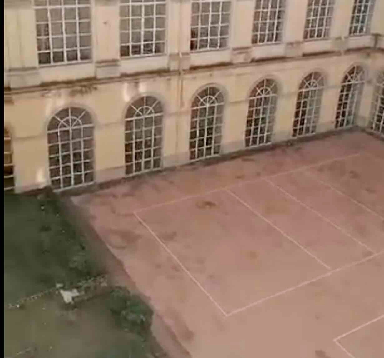 Rione Sanità, il cortile di una scuola si trasforma in palco per «Lo show delle macerie»