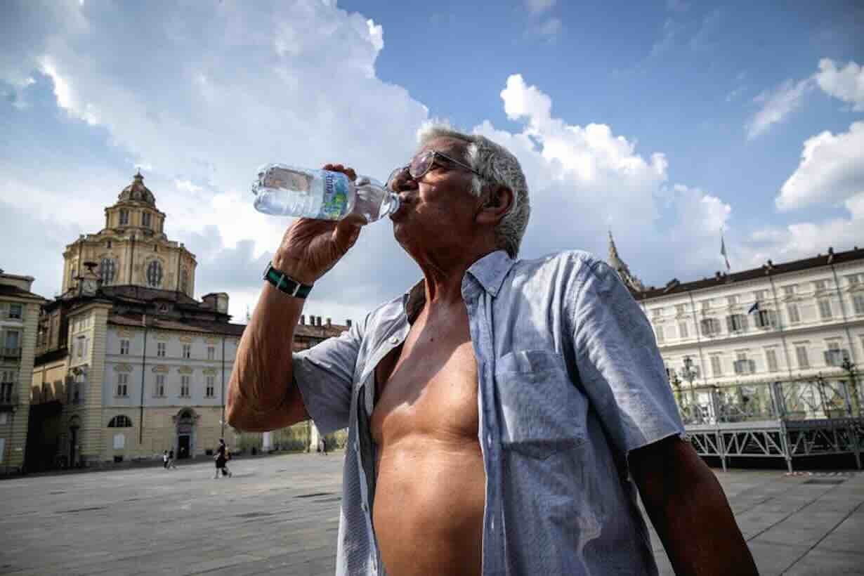 Napoli sotto il sole cocente: vertice in Prefettura per piani di emergenza e sicurezza dei cittadini