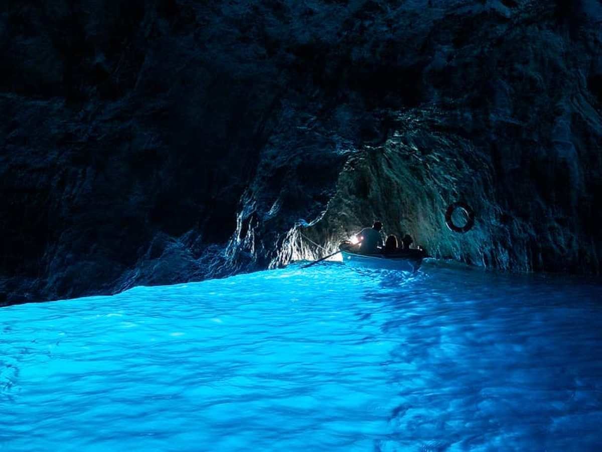Capri, la Grotta Azzurra compie 200 anni: scopri la mostra che svela il suo fascino senza tempo