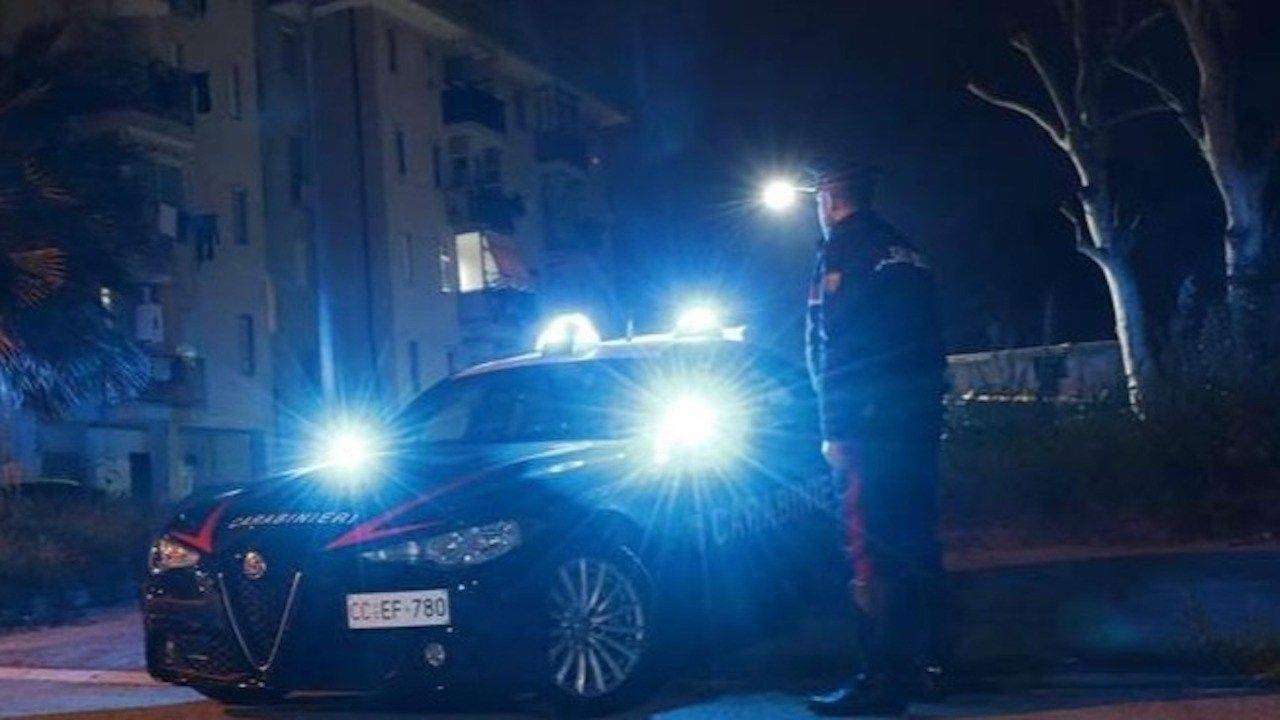 Casoria, terrore in strada: 38enne colpito da sette coltellate davanti a un negozio