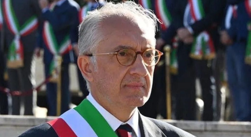 Ex sindaco di Caserta sotto accusa: indagini su appalto da 9,5 milioni tra fatture sospette e bonifici.
