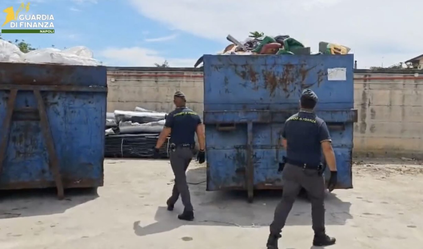 Casoria, scatta il blitz: sequestrati 5000 chili di rifiuti speciali in un’area a rischio