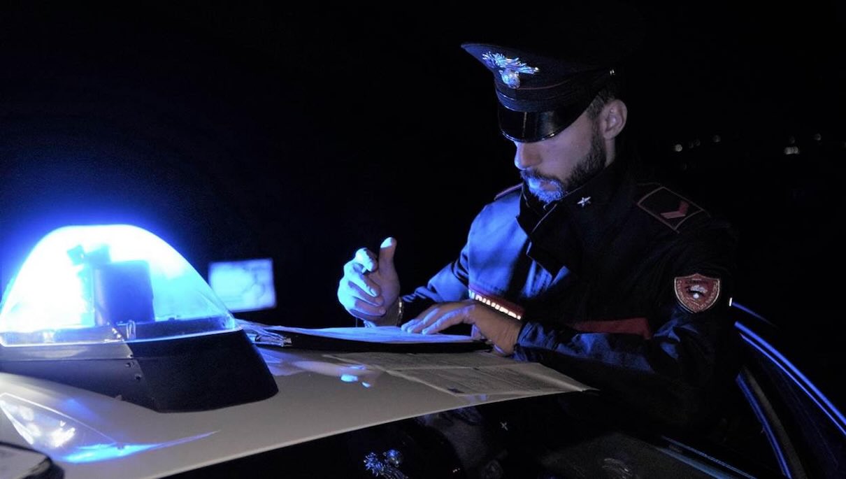 Giugliano, pusher 33enne arrestato con 52 dosi di cocaina e crack sullo scooter: blitz dei carabinieri