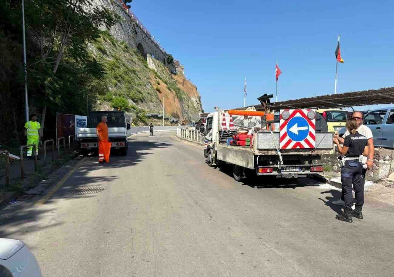Castellammare, rimosse le barriere su via Acton: il lungomare torna a splendere