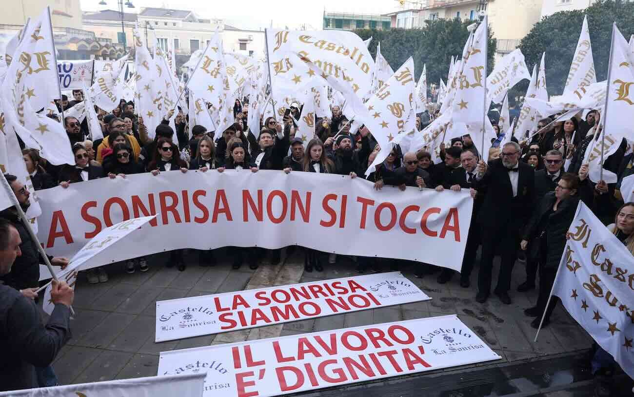 Lavoratori del Castello delle Cerimonie in piazza: preoccupazione per il loro avvenire