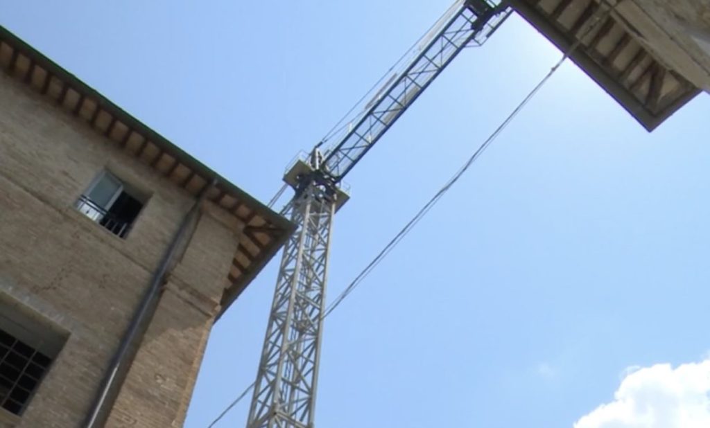 Crollo di ponteggio in cantiere: due operai napoletani feriti nei pressi di una scuola marchigiana