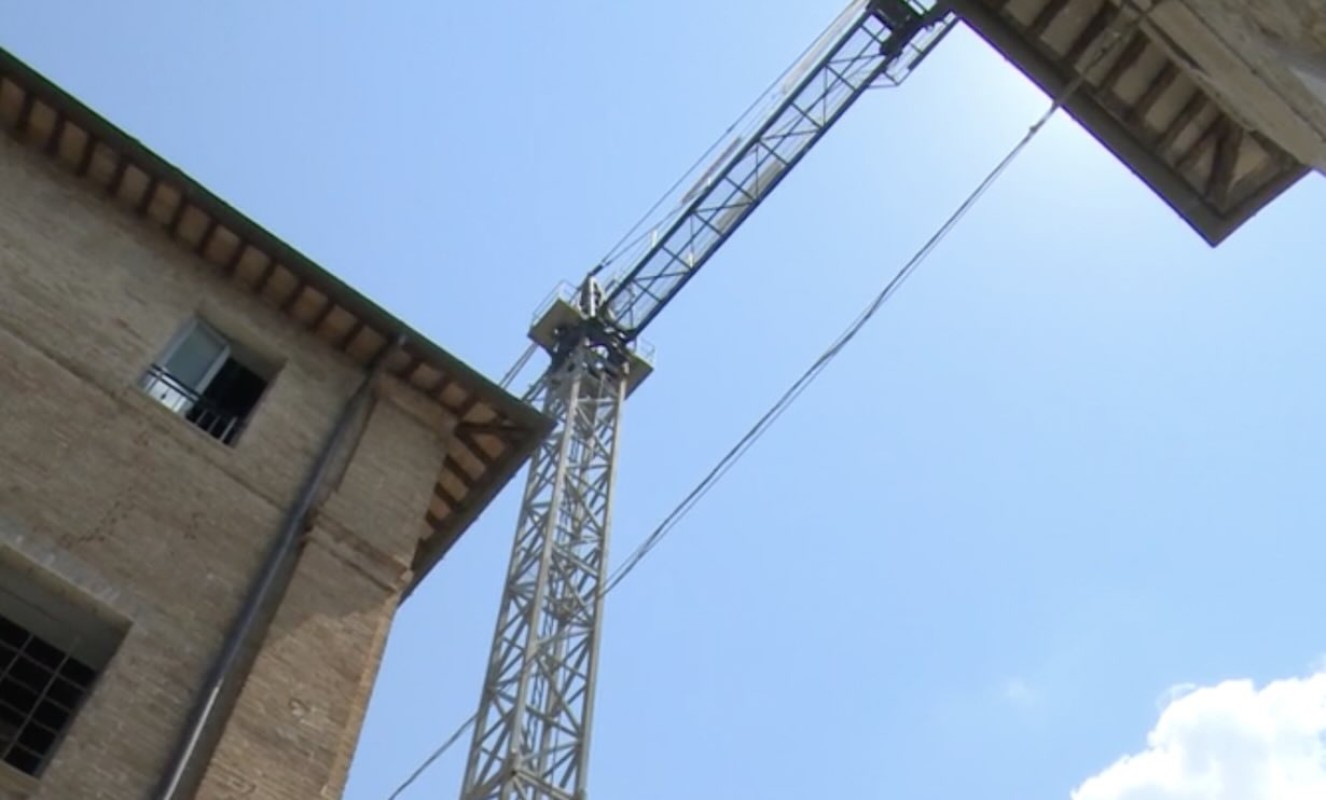Crollo di ponteggio in cantiere: due operai napoletani feriti nei pressi di una scuola marchigiana