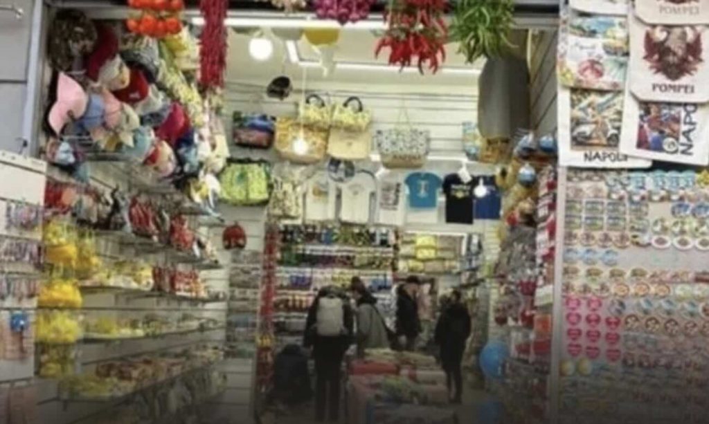 Petizione in arrivo: il centro storico di Napoli dice basta alla ‘paccottiglia’!
