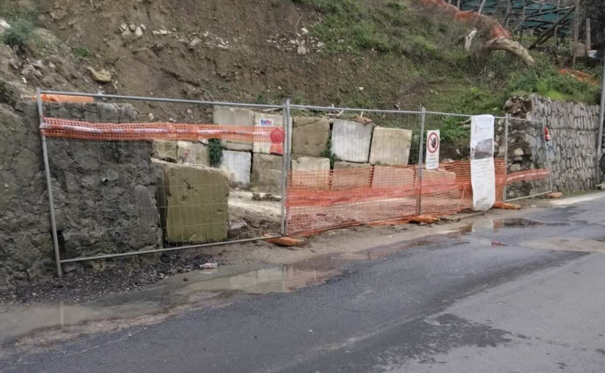 Sorrento, Federalberghi lancia l’allerta: chiusa la strada per Massa Lubrense, il turismo estivo a rischio