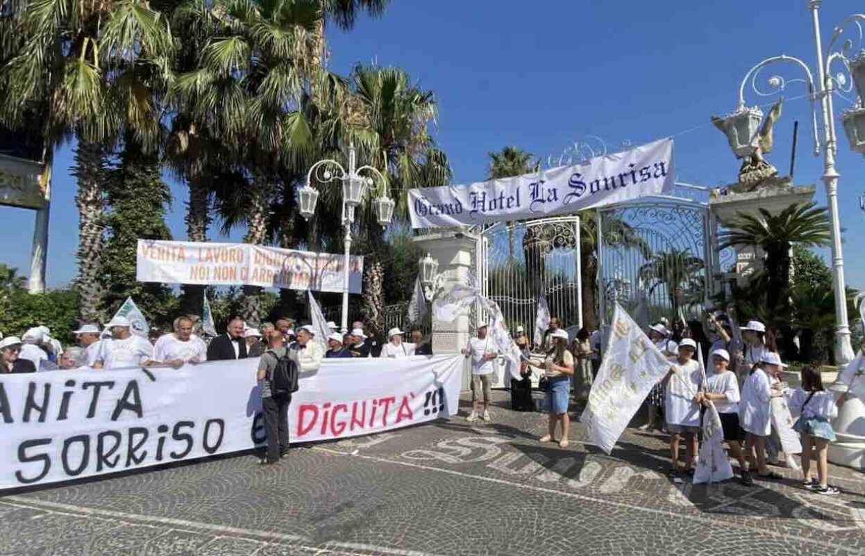 Dignità in gioco: sit-in degli operatori al Gran Hotel La Sonrisa di Napoli