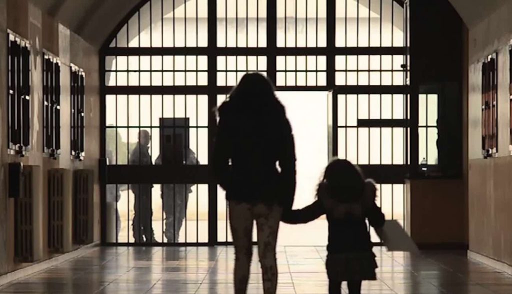 Bambini in carcere con le madri: la Campania fa i conti con una crisi inaccettabile