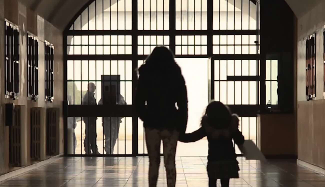 Bambini in carcere con le madri: la Campania fa i conti con una crisi inaccettabile