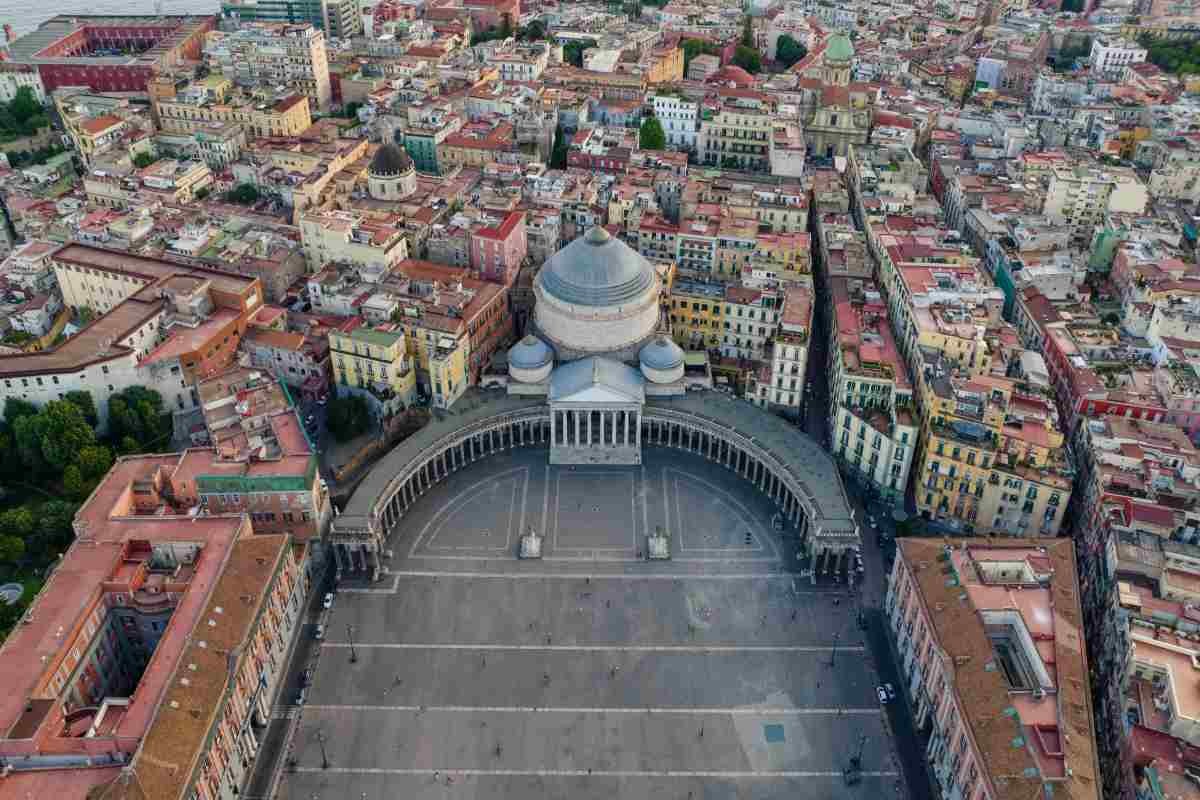 Il proverbio napoletano “Chi sta meglio ‘e te, si trucc”: scoprine il significato e il valore attuale