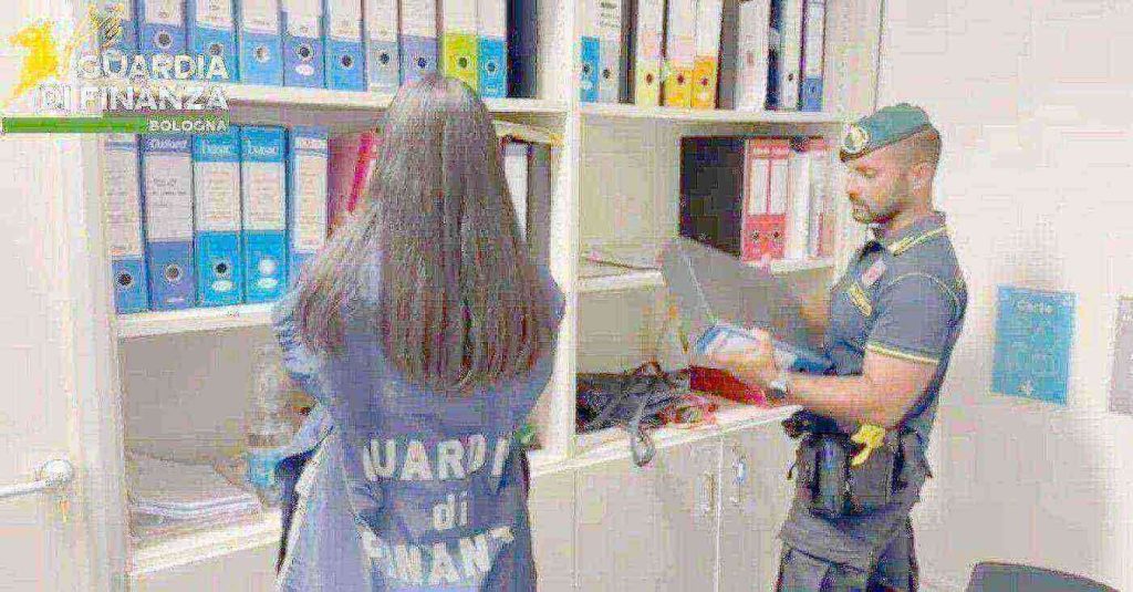 Acerra, inchiesta su un «diplomificio»: dieci persone sotto accusa per le falsificazioni