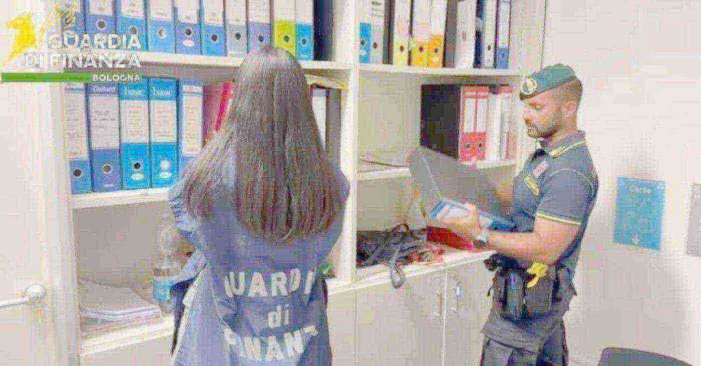 Acerra, inchiesta su un «diplomificio»: dieci persone sotto accusa per le falsificazioni