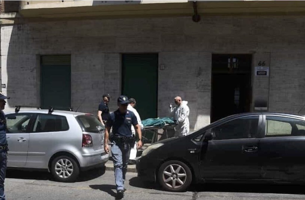 Mamma disperata strangola la figlia di 13 anni e poi si toglie la vita: tragedia a Napoli.
