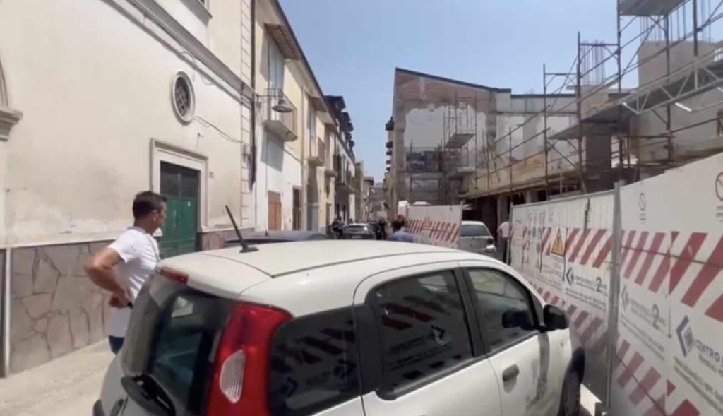 Tragedia a Grumo Nevano: uomo colto da malore nel cantiere, volo fatale e morte immediata