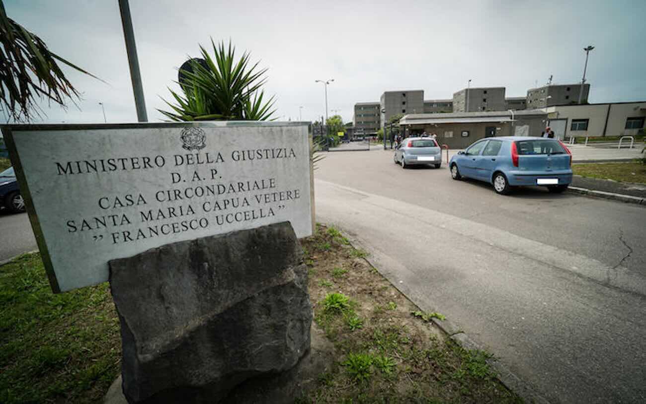 Pomeriggio di paura a Santa Maria Capua Vetere: agenti aggrediti con minacce di olio bollente