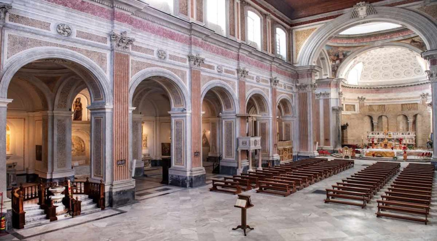 Napoli, le chiese monumentali si fanno rifugio per i più vulnerabili: un gesto di accoglienza contro il caldo