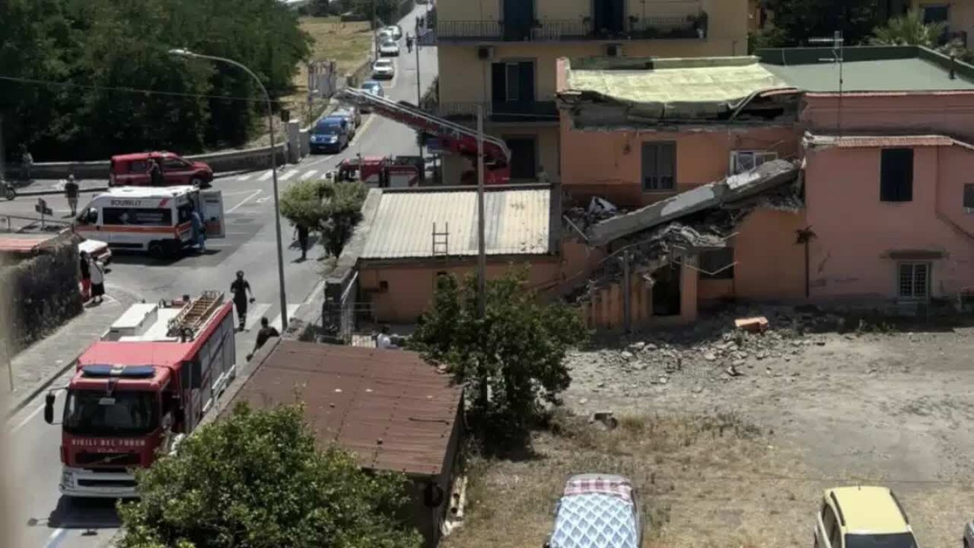 Crollo ad Ercolano: due persone bloccate in un palazzo, salvate dai vigili del fuoco
