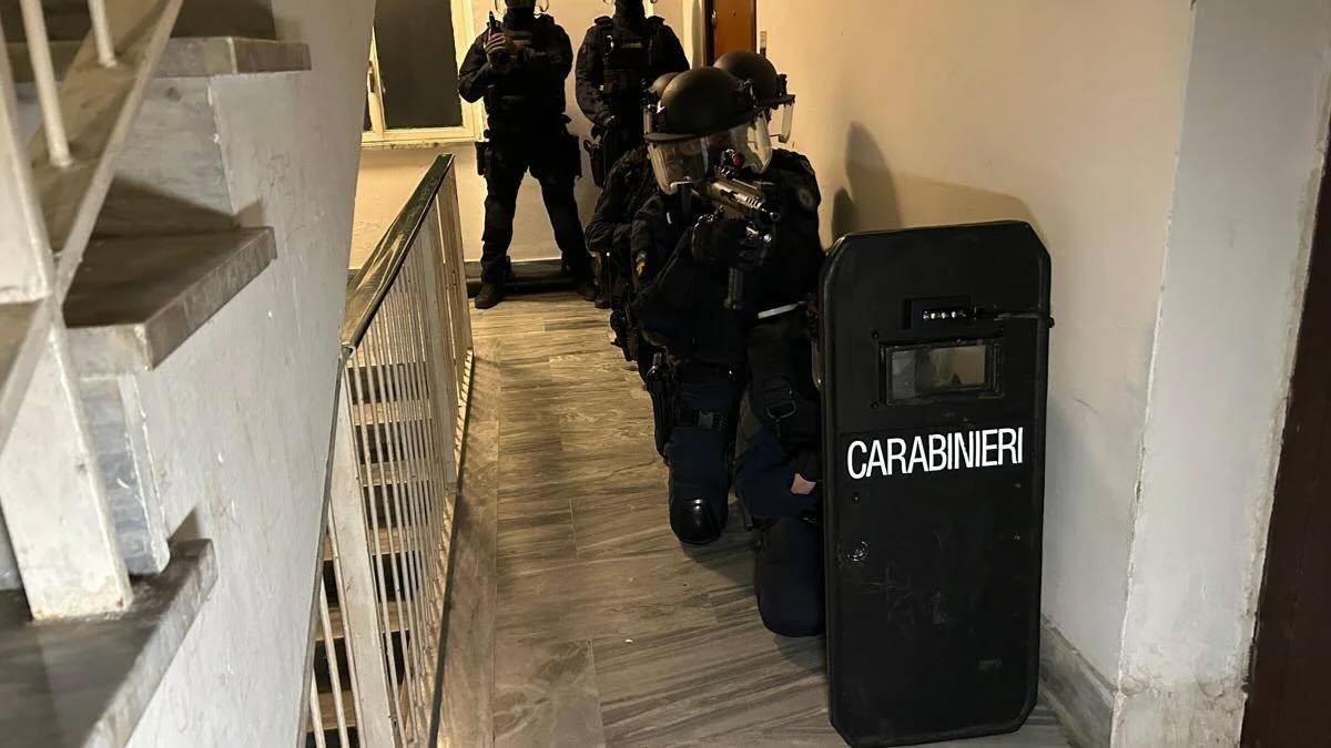 Casoria, raid degli esattori del pizzo: tre arresti nel clan Ferone dopo aggressione a imprenditori
