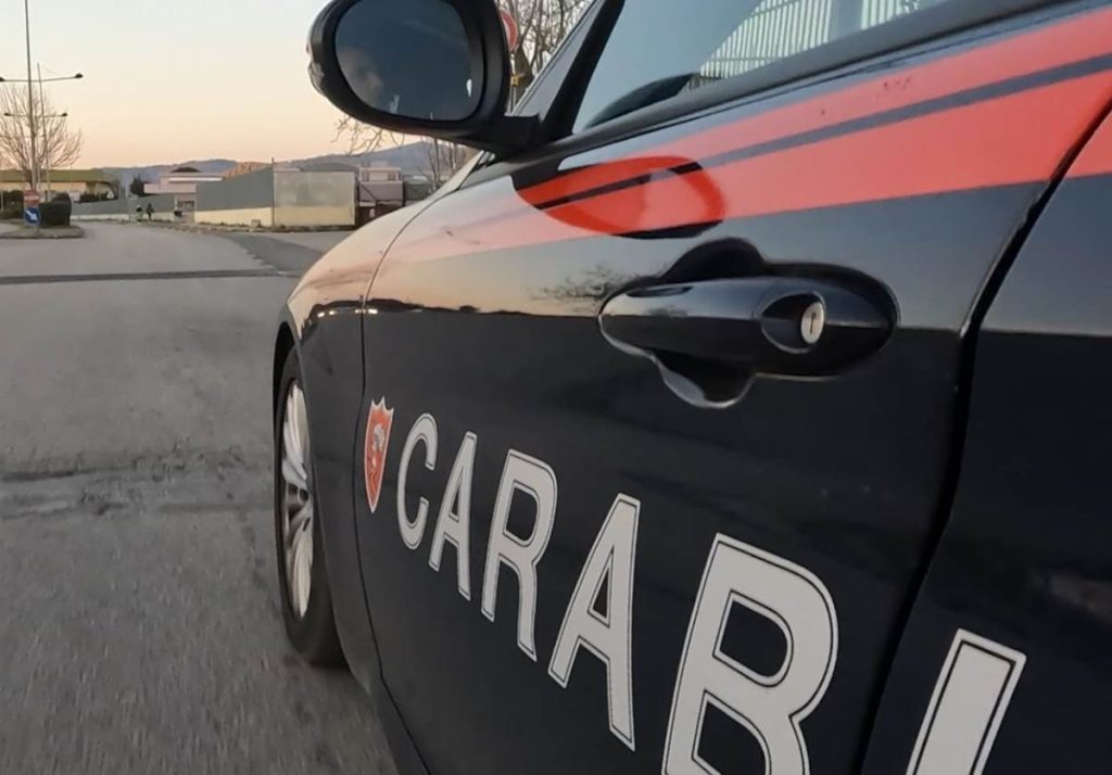 Napoli, madre e figlio arrestati: tentano di distruggere la cocaina durante il blitz dei carabinieri