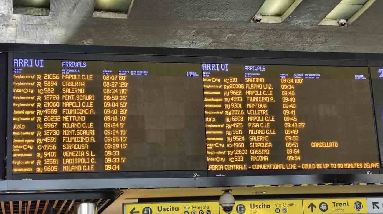 Ritardi fino a 90 minuti sulla Napoli-Roma: passeggeri bloccati e disagi in aumento