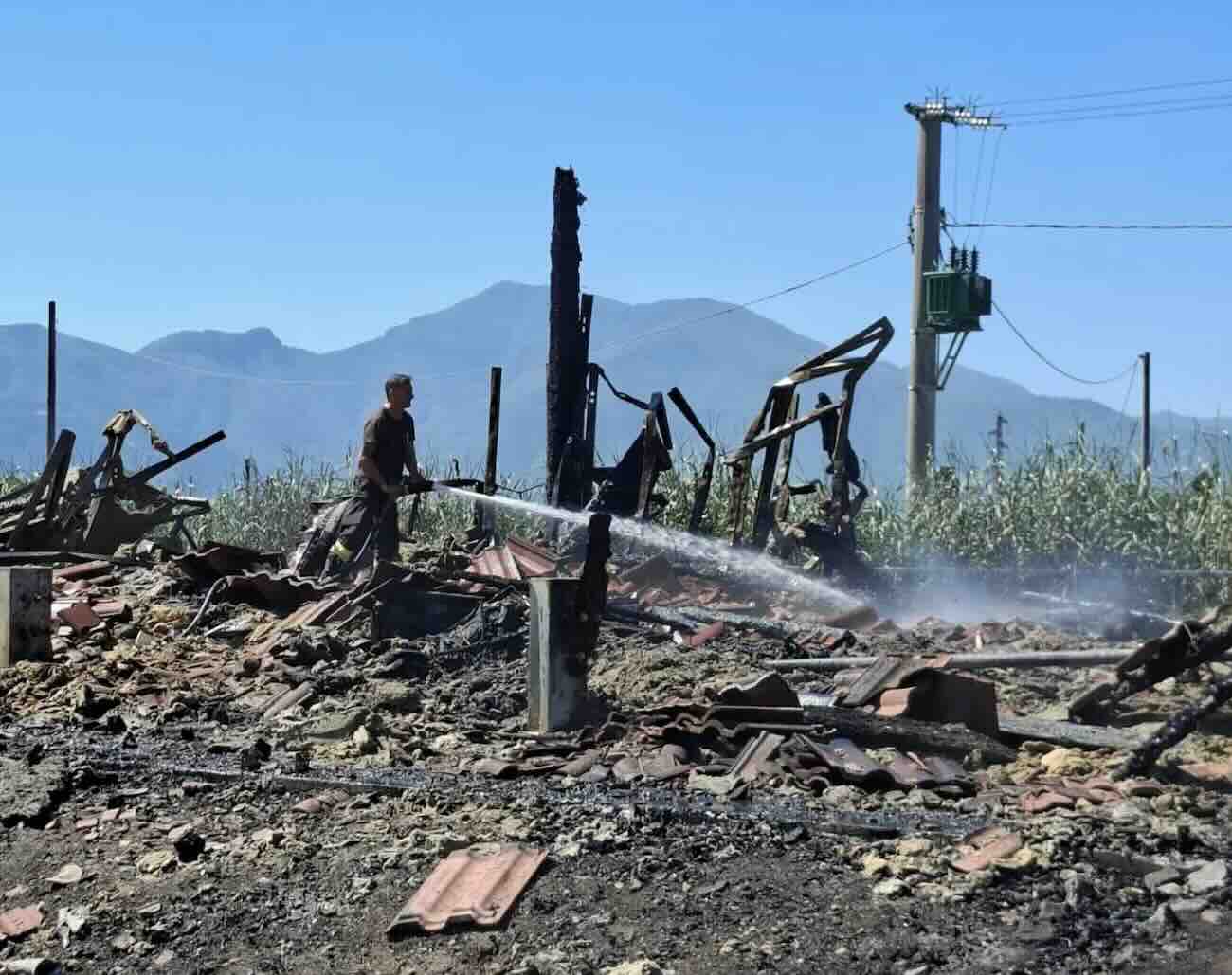 Longola in fiamme: il Prefetto di Napoli allerta sul patrimonio culturale a rischio