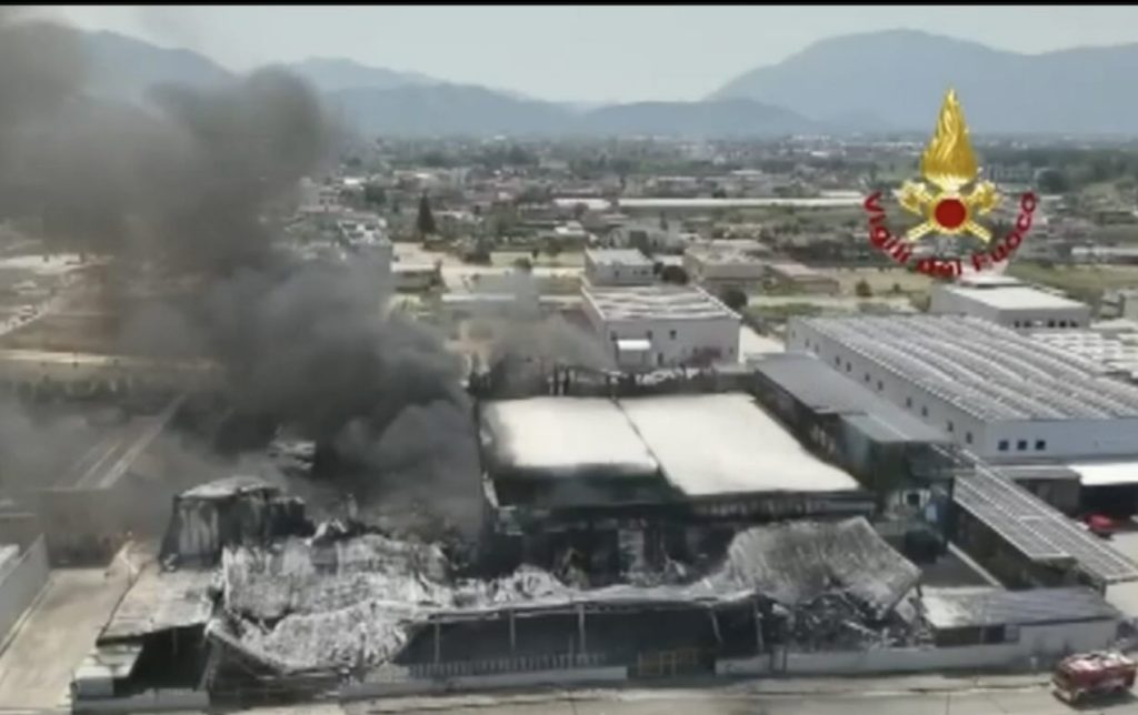 Furgone dei piromani ritrovato dopo l’incendio alla Termoplast di Sarno: interrogativi tra i residenti