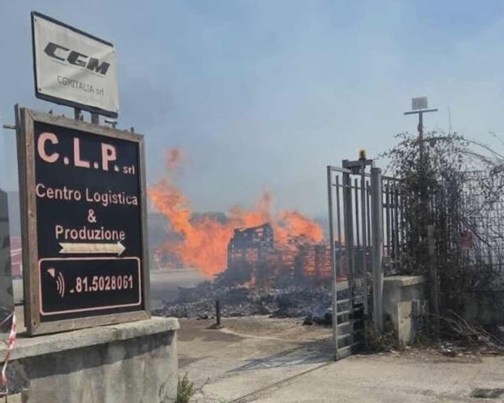 Fiamme inestinguibili a Gricignano d’Aversa: distruzione nell’area della fabbrica di caschi