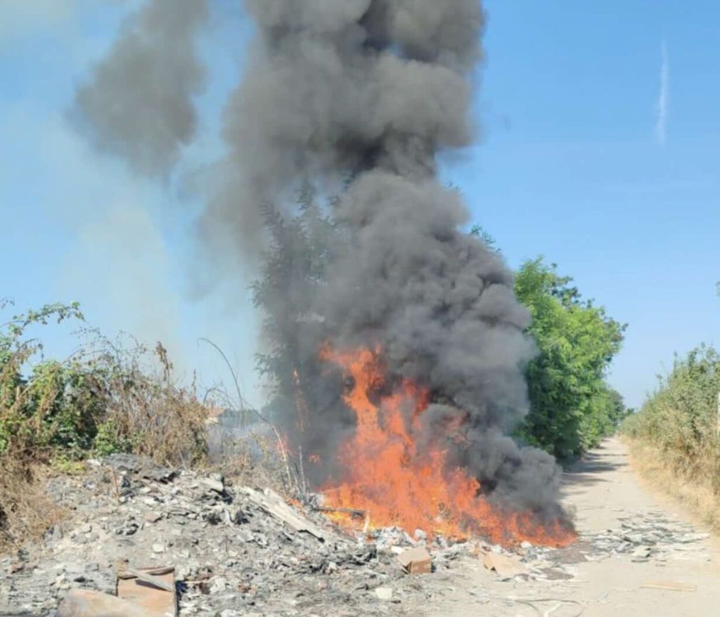 Giugliano, incendio di rifiuti in via Carrafiello: residenti allarmati dalle fiamme nel campo rom