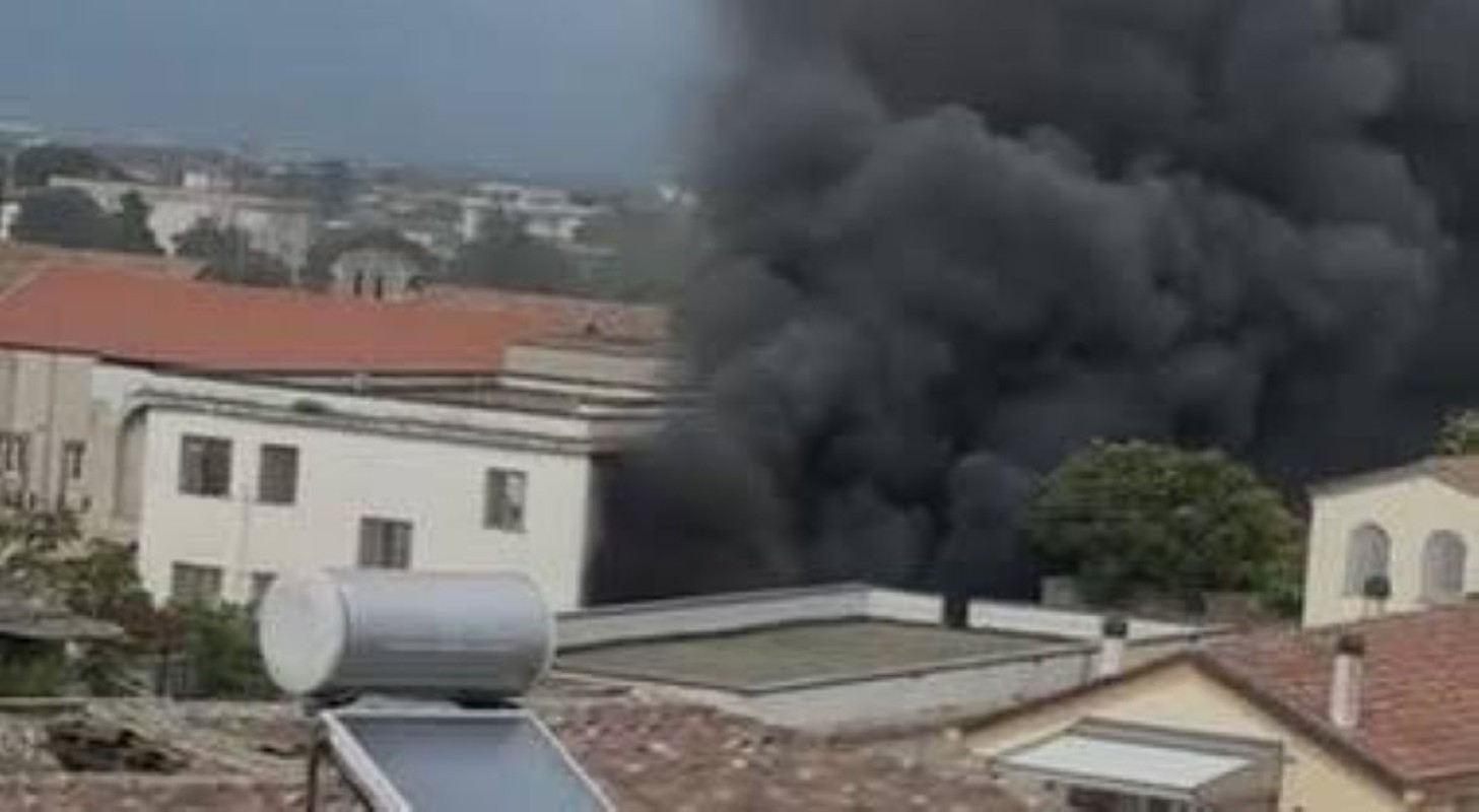 Fiamme nel carcere di Aversa, medici e agenti insieme per evitare il disastro