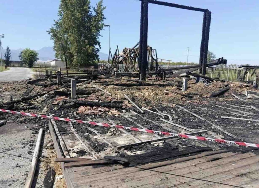Fiamme nel Parco Archeologico di Longola: pronti i vigili del fuoco per domare il rogo