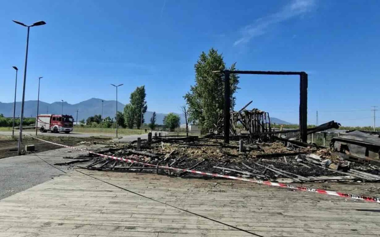 Longola in fiamme: avviate le indagini dopo il ritrovamento di taniche di benzina in un’auto abbandonata