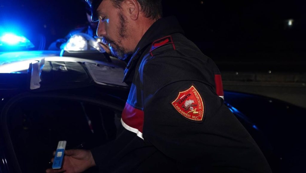 Maxi controllo a Napoli: 14 denunce e 6 auto fuori uso nel cuore della città