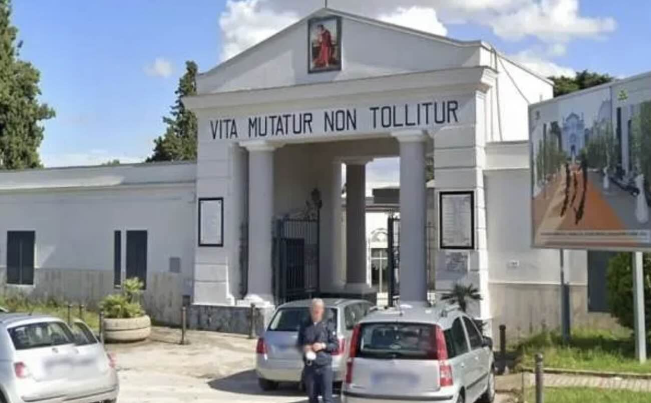 Custode del cimitero a Melito aggredito: colpito alla testa, è in condizioni critiche