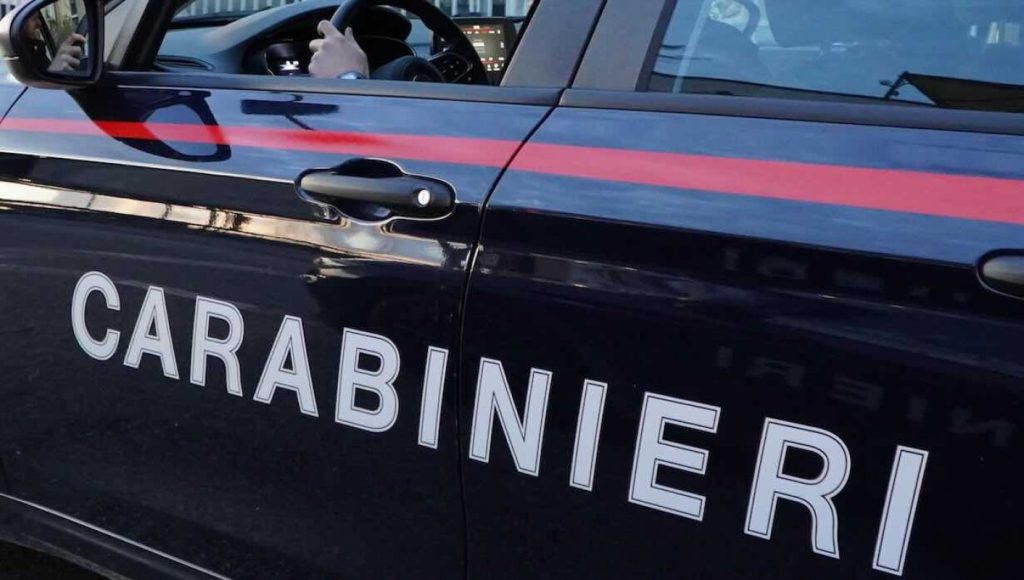 Carabinieri in azione a Napoli: salvato un uomo mentre lascia un messaggio d’addio alla sorella