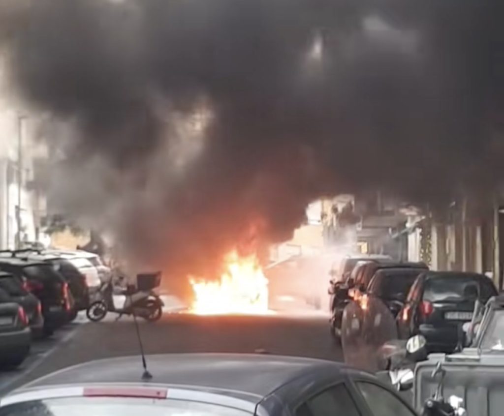 Fiamme nel Napoletano: tre auto in cenere e interrogativi sui responsabili