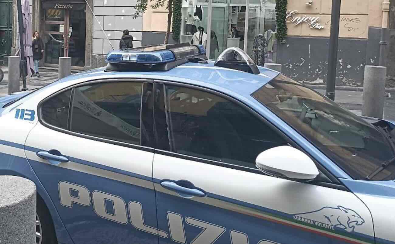 Cercola, furto d’auto e fuga: strada bloccata, due giovani arrestati dalla Polizia